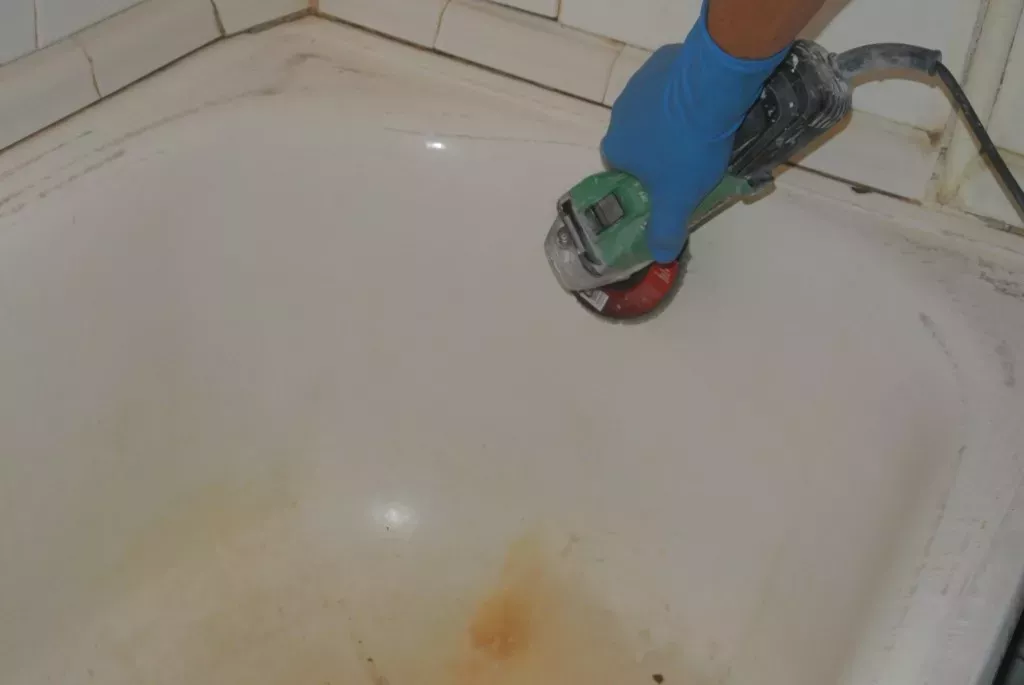 Зачистка поверхности ванны